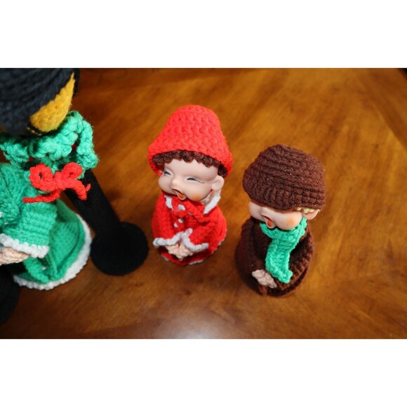 Vintage Handmade Crochet Christmas Carolers Lamp Post Figurine Set Family - Picture 10 of 11